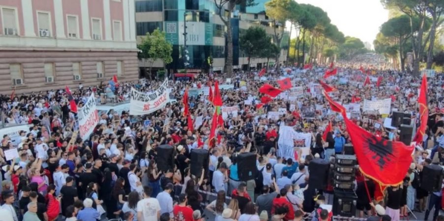 72-dite-proteste,-qytetaret-vijojne-tubimin-para-kryeministrise