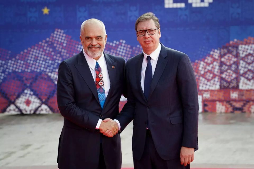 vucic-flet-per-lufte,-rama-per-miqesi:-pse-nuk-po-e-sheh-kryeministri-yne-rrezikun?