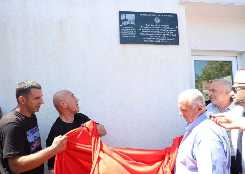 zbulohet-pllaka-perkujtimore-ne-xhamine-e-irzniqit-ne-decan-qe-sherbeu-si-shtab-i-uck-se