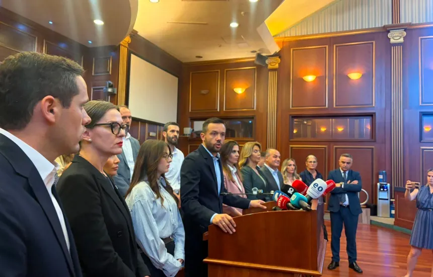 deputetet-e-pdk-se-futen-ne-sallen-kryesore-te-kuvendit,-kerkojne-vazhdimin-e-seances/-dehari:-pa-marreveshje,-nuk-zgjidhet-ngerci-politik
