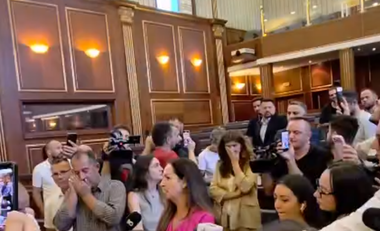 serish-tensione-e-perplasje-ne-kuvendin-e-kosoves/-deputete-te-pdk-i-hedhin-uje-deputetes-se-vv.-donika-gervallen-e-gjuajne-me-letra-(video)
