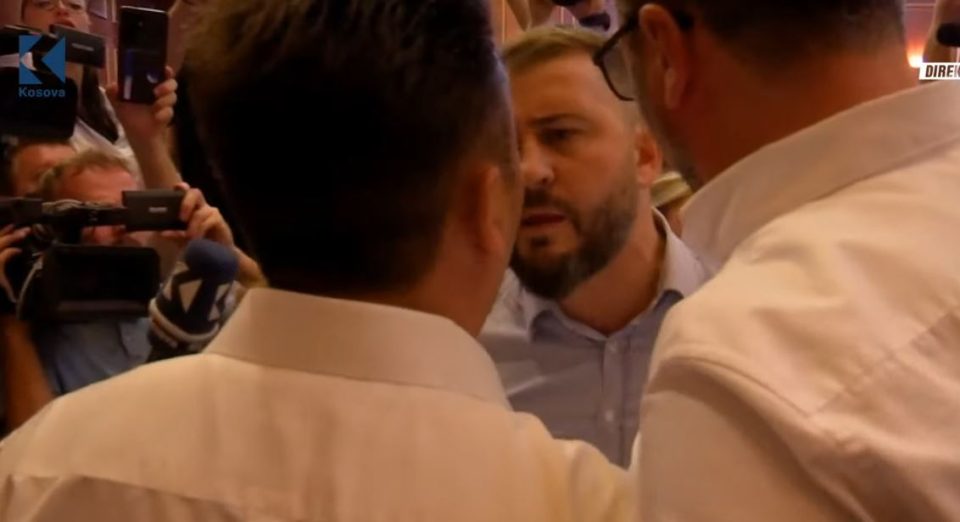 kuvendi-ne-kosove-‘arene’-perplasjesh/-tensione-mes-deputeteve-te-lvv-se-dhe-pdk-se,-rrustemi-lushtakut:-mos-me-prek-(video)