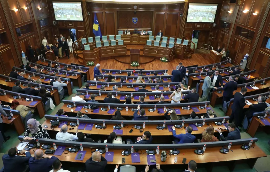 kosove/-tensionet-dhe-perplasjet-ne-seancen-e-kaluar,-pdk-dorezon-kerkesen-qe-seanca-konstituive-te-vazhdoje-me-14-gusht