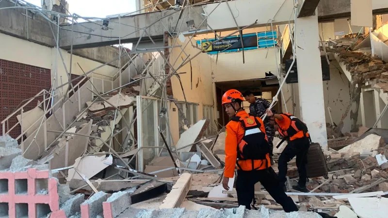 termet-me-magnitude-7.7-ne-indonezi/-raportohet-per-viktima,-alarm-per-cunami