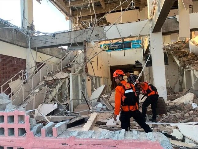te-pakten-14-te-vdekur-pas-termetit-me-magnitude-7.7-ne-brigjet-e-indonezise