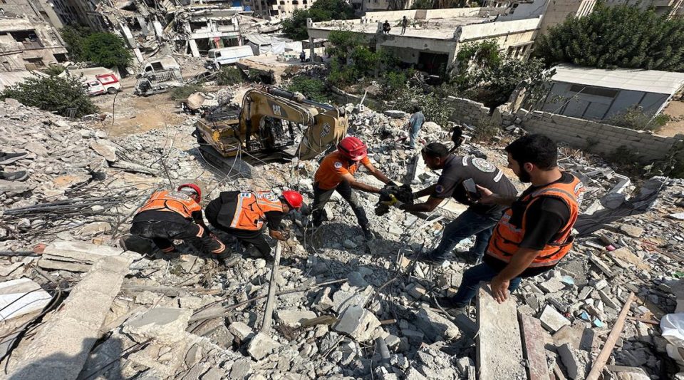 mbetjet-mortore-te-21-palestinezeve-nxirren-nga-rrenojat-ne-gaza,-nis-kerkimi-per-40-te-tjere