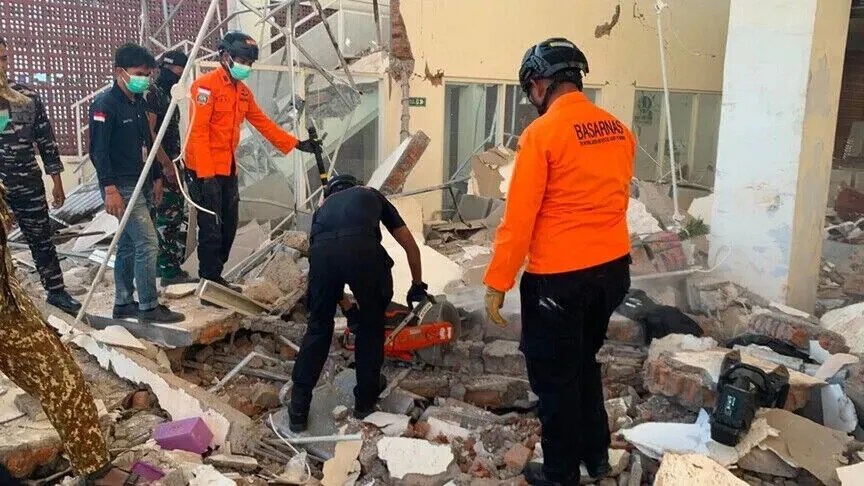 indonezia-shpall-gjendjen-e-reagimit-emergjent-per-14-dite-pas-termetit-me-magnitude-7.7