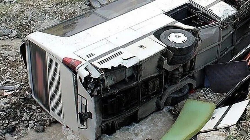 permbyset-nje-autobus-turistik-ne-hungari,-te-pakten-12-te-vdekur-dhe-10-te-plagosur
