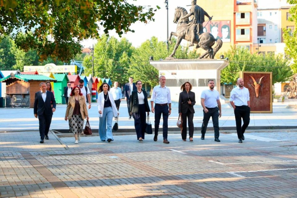 pdk-e-nis-javen-para-qeverise:-albin,-mos-e-mbaj-peng-shtetin