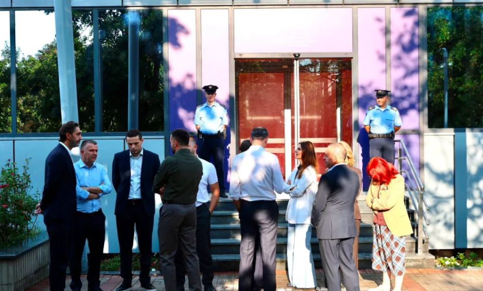 pdk-ja-bllokon-hyrjen-e-kryeministrise/-kerkon-vazhdimin-e-seances-konstituive