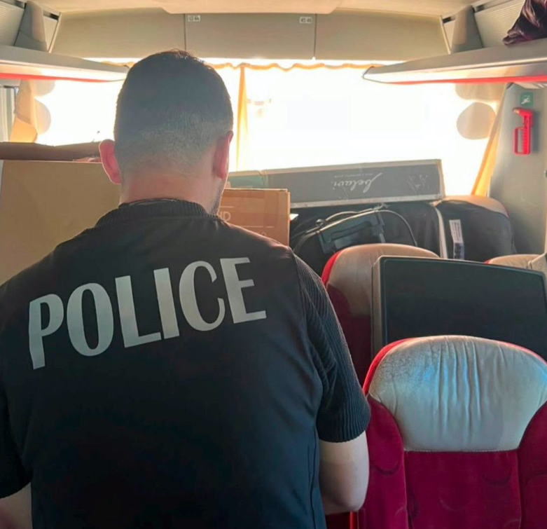 sekuestrohen-100-mije-euro-te-padeklaruara-te-dheu-i-bardhe,-gjenden-ne-autobus-–