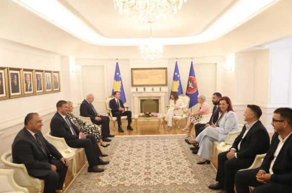 opozita-refuzon-ftesen-e-haxhiut-per-presidentin/-ne-takimin-konsultativ-kurti-dhe-aleatet.-vijon-ngerci-politik