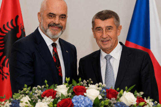 nje-kryeminister,-disa-lule-dhe-diferenca-mes-cekise-e-shqiperise