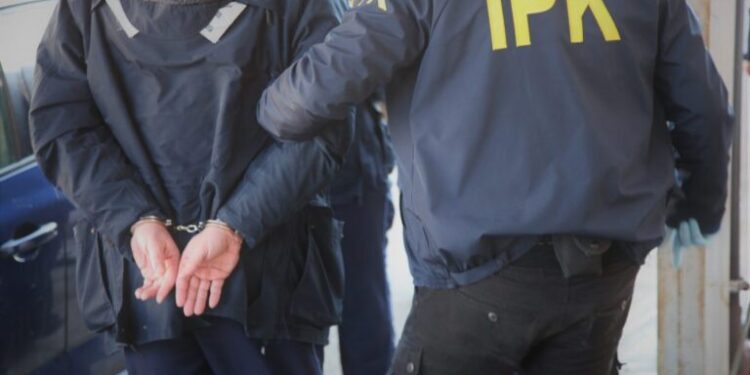 arrestohet-nje-polic-ne-gjilan,-dyshohet-se-sulmoi-dhe-kanosi-disa-te-rinj