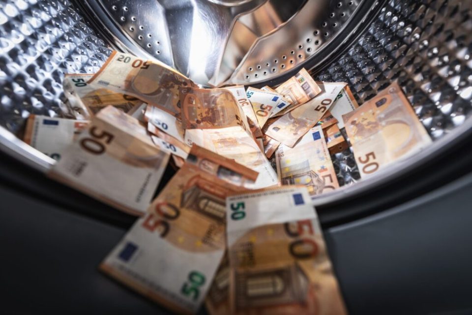29-mije-euro-ne-zarf/-policia-ndalon-automjetin-prane-liqenit-te-vermices,-nisin-hetimet-per-pastrim-parash