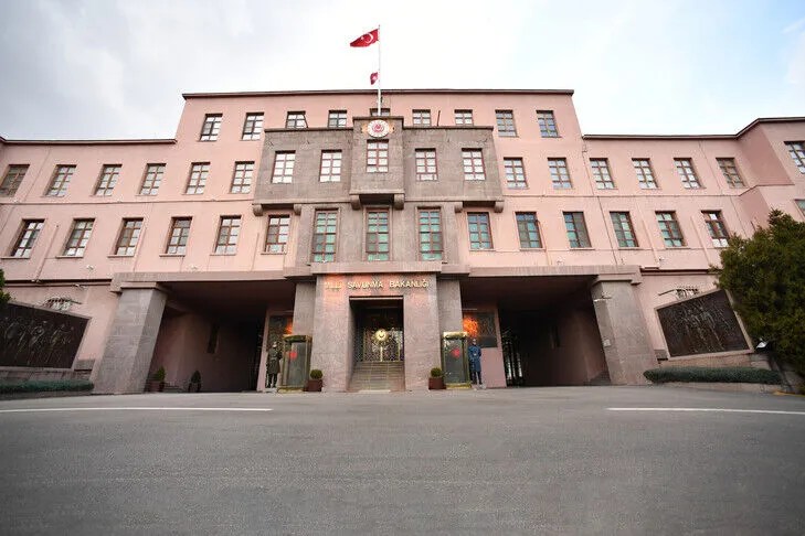 ministria-e-mbrojtjes-e-turqise:-asnje-delegacion-turk-nuk-ishte-ne-bazen-ajrore-siriane-gjate-sulmit-izraelit