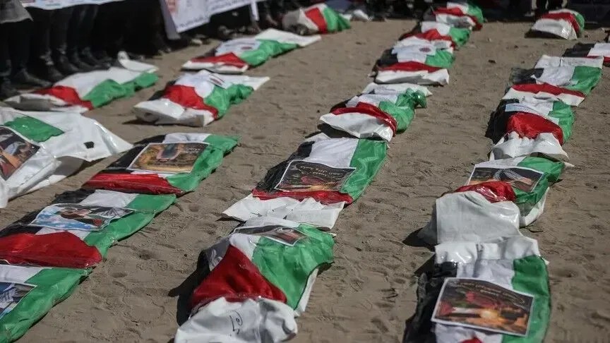 gaza,-palestinezet-mbajne-funeralin-per-50-personat-e-vrare-ne-sulmet-izraelite-gjate-gjenocidit