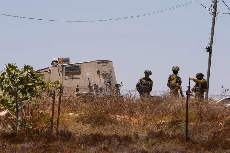 forcat-izraelite-mbrojne-kolonet-ndersa-rrethimi-i-shtepive-palestineze-hyn-ne-diten-e-12-te