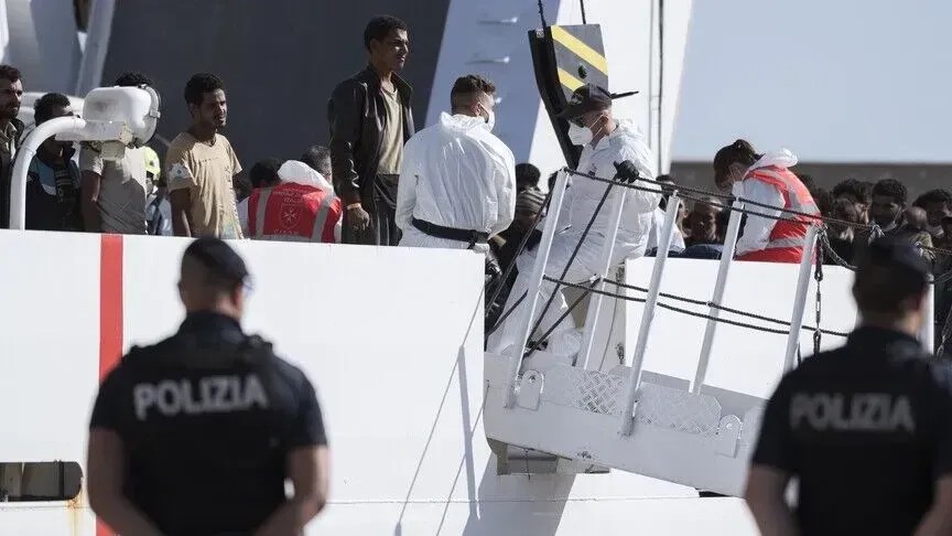 spanja-kundershton-debimet-e-njeanshme-te-azilkerkuesve-drejt-italise