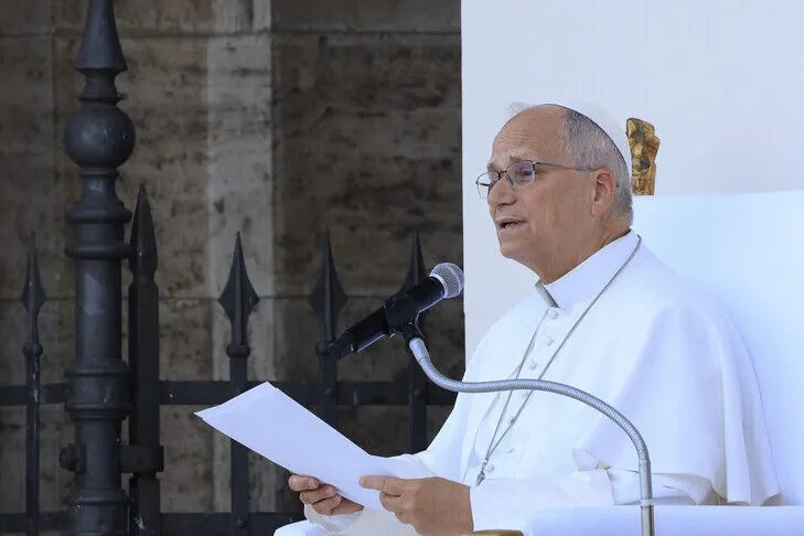 papa-leoni:-inteligjenca-artificiale-duhet-te-jete-“sherbetore-e-se-mires-se-perbashket”,-jo-rivale-e-njerezimit