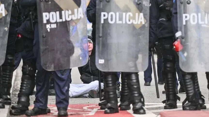policia-polake-arreston-nje-23-vjecar-te-akuzuar-per-planifikim-sulmesh-ndaj-politikaneve-te-larte