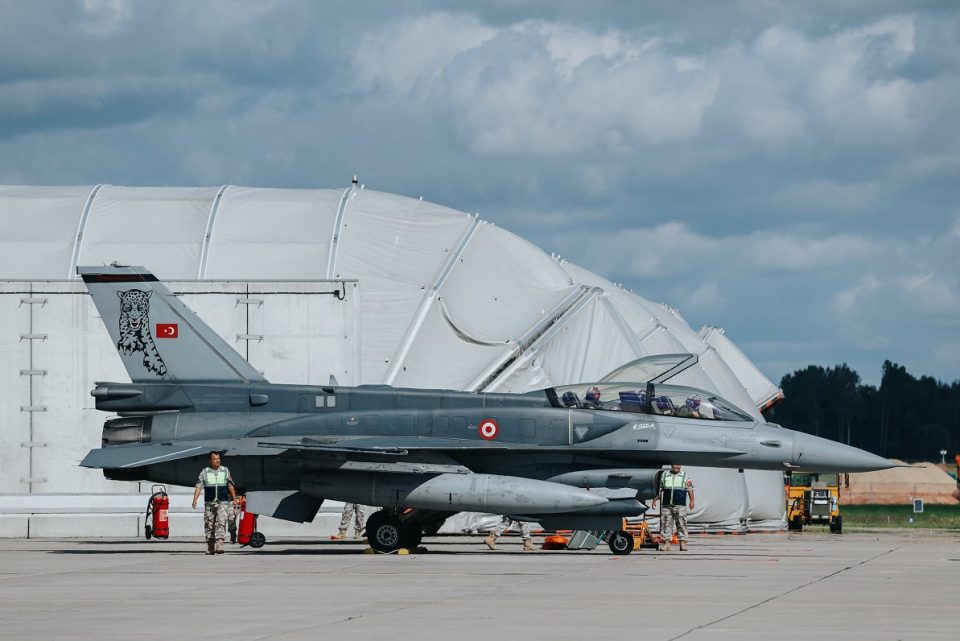 avionet-luftarake-turq-f-16-zbarkojne-ne-bazen-ushtarake-ne-letoni-ne-kuader-te-misionit-te-nato-s