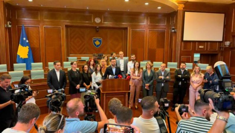 vijon-kriza-politike-ne-kosove!-kerkojne-thirrjen-e-seances-e-konstituive,-pdk-e-aak-sot-serish-ne-kuvend