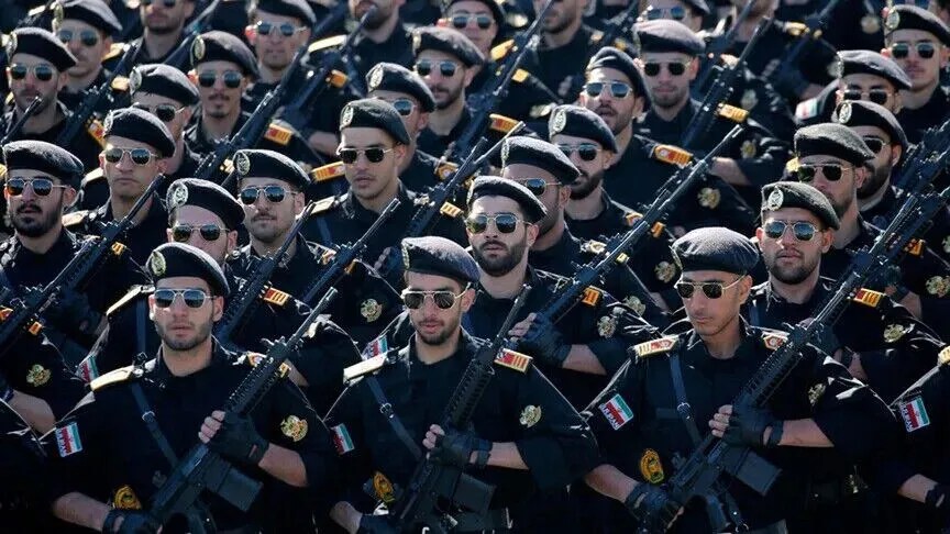 ushtria-iraniane:-doktrina-e-saj-ushtarake-po-kalon-nga-“mbrojtese-ne-sulmuese”