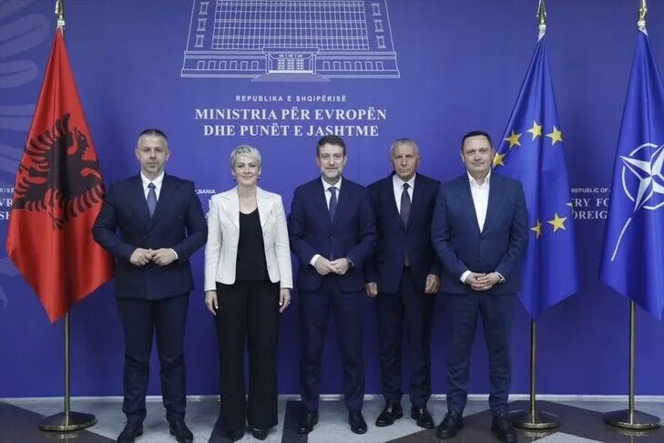 hoxha-takohet-me-perfaqesuesit-shqiptare-te-lugines-se-presheves