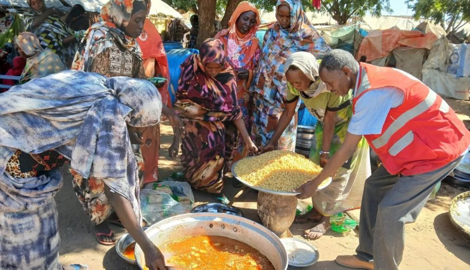 kuzhinat-komunitare-ndihmojne-familjet-sudaneze-te-perballojne-urine