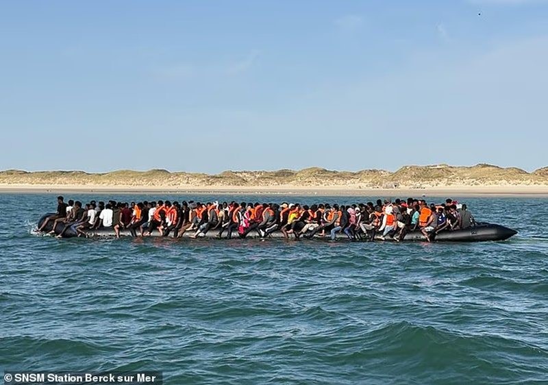 “mega-gomonet”-e-trafikanteve-drejt-britanise,-daily-mail:-deri-ne-230-emigrante-ne-nje-mjet,-bandat-fitojne-miliona