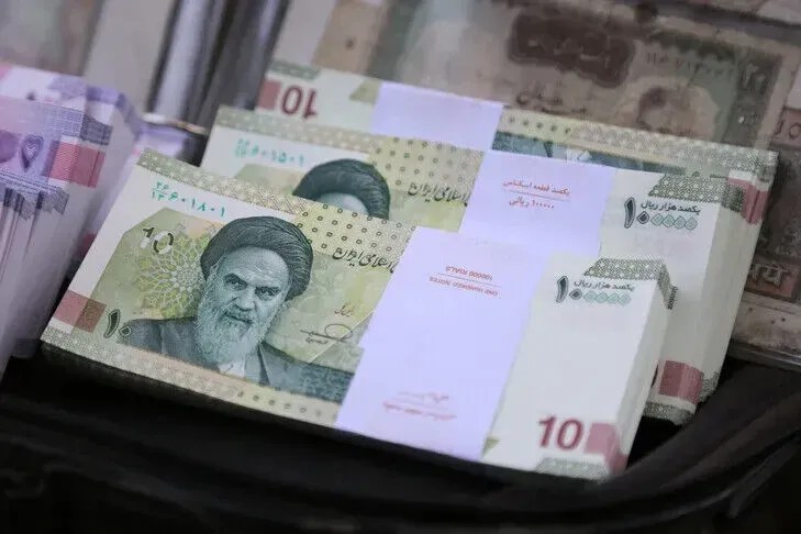 riali-iranian-arrin-ne-nivelin-me-te-ulet-historik-ndaj-dollarit-amerikan