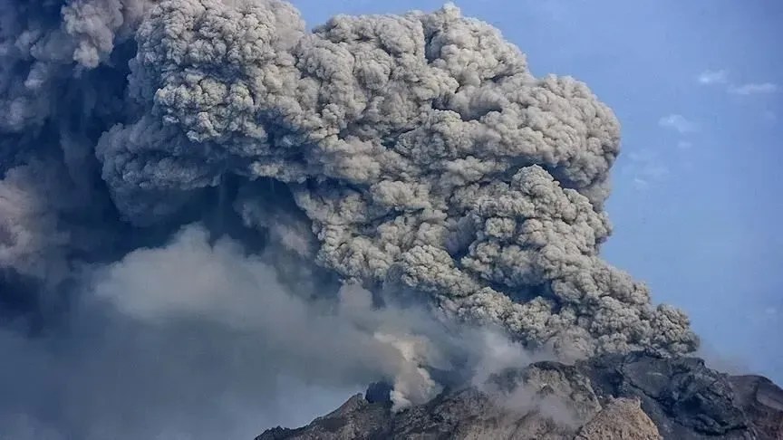 mali-vullkanik-anak-krakatau-ne-indonezi-shperthen-disa-here,-autoritetet-bejne-thirrje-per-kujdes