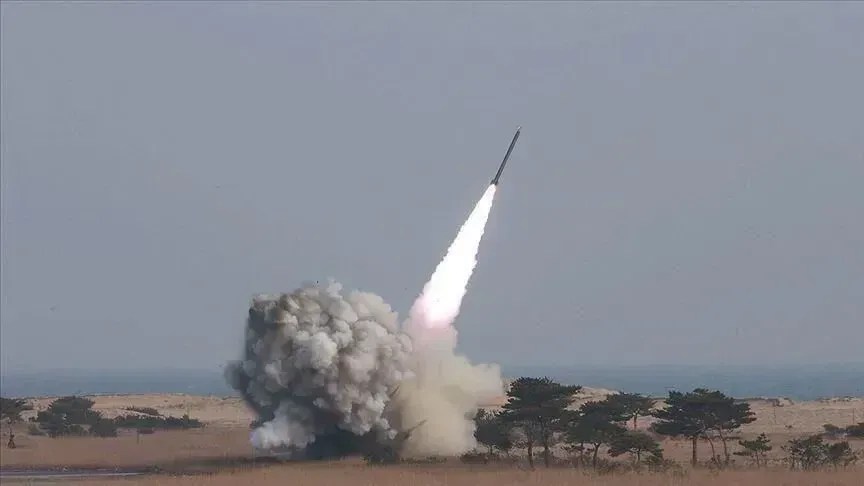 huthit-leshojne-4-raketa-balistike,-3-prej-tyre-synojne-portin-e-mokhas