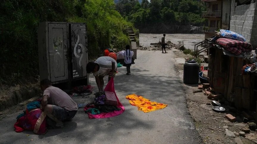 gati-900-te-huaj-te-zhdukur-pas-permbytjeve-shkaterruese-ne-kufirin-kine-nepal