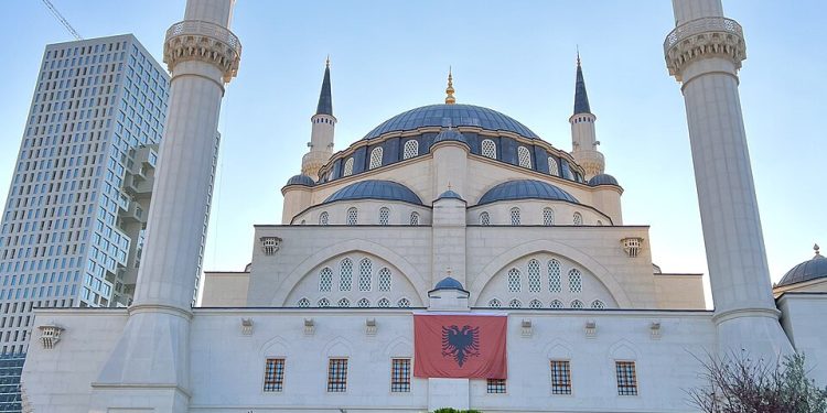 c’synon-sulmi-i-koordinuar-ndaj-islamit-ne-shqiperi-e-kosove?