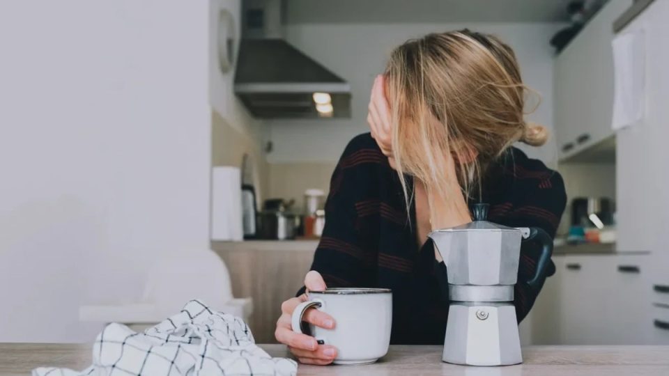 ju-dhemb-koka-dhe-menjehere-beni-kafe:-a-eshte-zgjidhje-e-mire-apo-mund-ta-perkeqesoje-problemin?