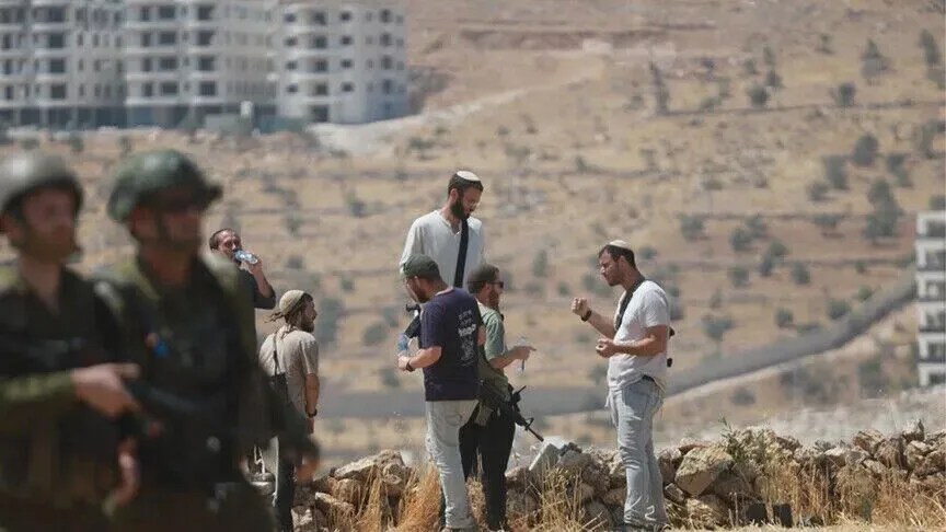 pushtues-izraelite-te-maskuar-sulmojne-nje-grua-palestineze-dhe-ekipin-e-nbc-news-ne-bregun-perendimor-te-pushtuar