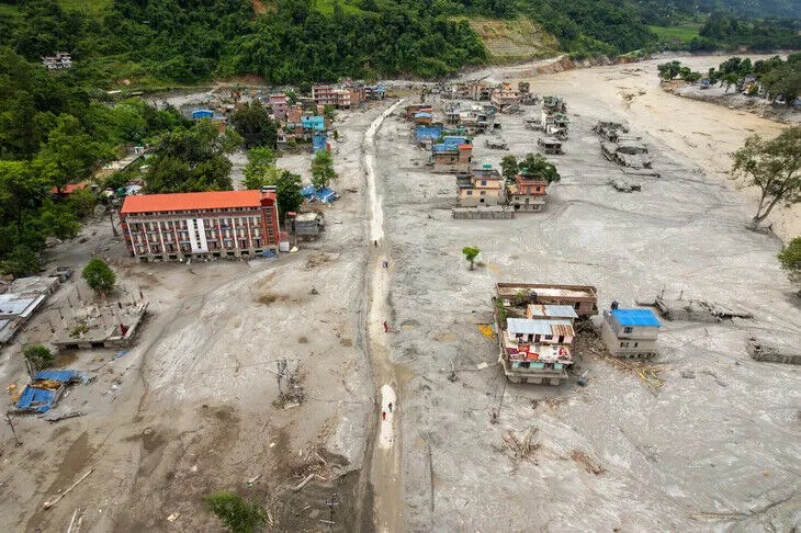 drejtori-i-shkolles-ne-nepal-shpeton-qindra-nxenes-pak-minuta-para-se-permbytjet-te-perfshinin-shkollen