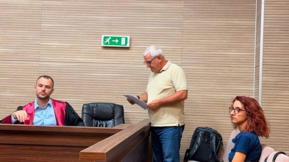 svecla-shpallet-fajtor-per-hedhjen-e-gazit-lotsjelles-ne-kuvend