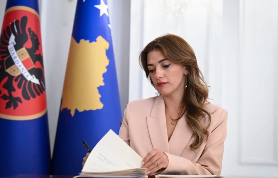 lirohen-nga-detyra-18-gjyqtaret-serbe-te-dorehequr-me-2022