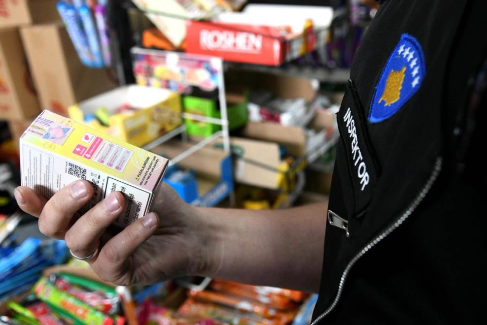 cigaret-po-shiten-prane-shkollave-–-inspektime-ne-shtate-qytete,-gjobe-dhe-sekuestrim-produktesh-–