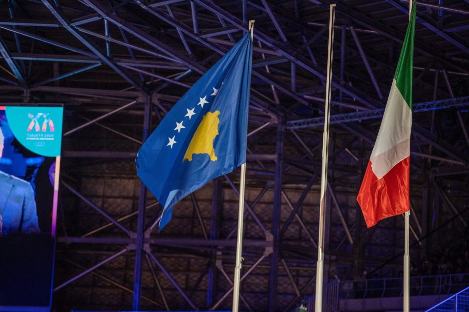 moment-historik-ne-taranto,-prishtina-merr-zyrtarisht-flamurin-e-lojerave-mesdhetare-–