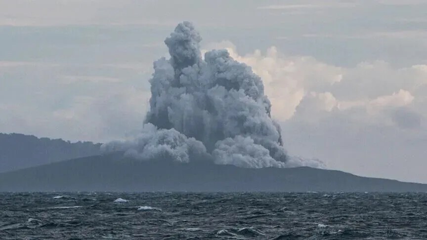 shperthen-vullkani-anak-krakatau-i-indonezise,-nxjerr-gure-dhe-hi-vullkanik