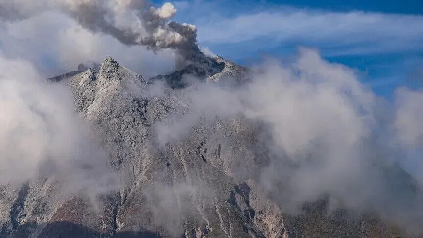 indonezi:-aeroporte-te-mbyllura-dhe-dhjetera-fluturime-te-anuluara-per-shkak-te-perhapjes-se-hirit-vullkanik