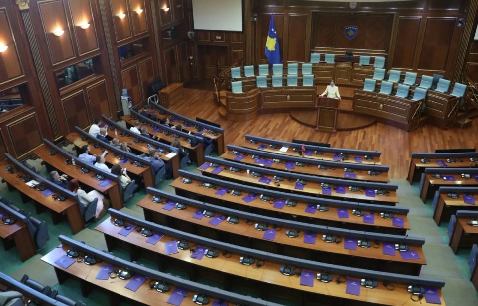 pdk-ja-dhe-aak-ja-akuzojne-kurtin-se-e-ka-dobesuar-poziten-e-kosoves-ne-arenen-nderkombetare