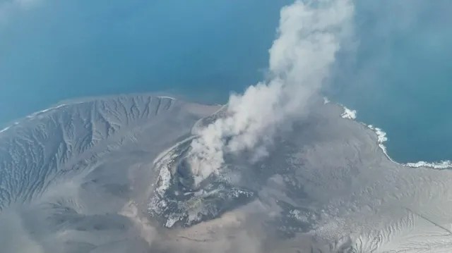 shperthimi-i-vullkanit-le-te-bllokuar-170-mije-pasagjere-ne-indonezi