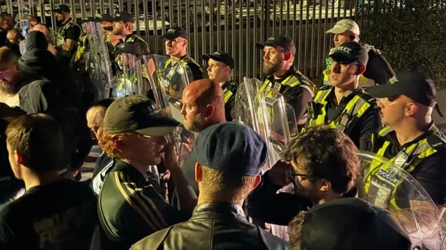 protestuesit-bllokojne-rruget-ne-portsmouth-pas-shpetimit-te-140-migranteve