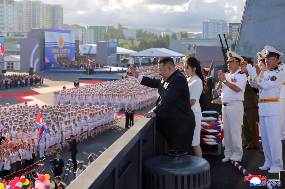 kim-jong-un-me-marine-berthamore-teksa-koreja-e-veriut-zgjeron-ambiciet-ushtarake