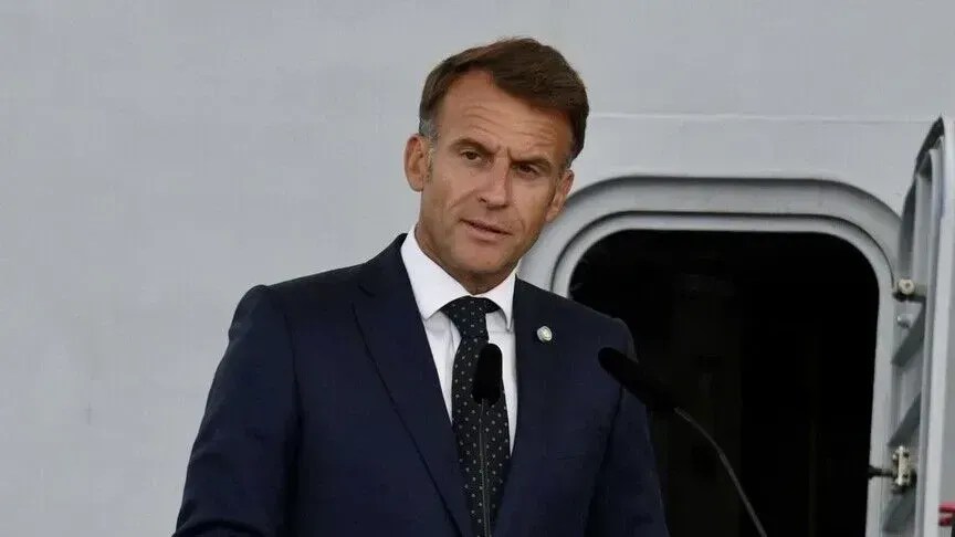 macron-ben-thirrje-per-“rimarrjen-e-kontrollit”-nga-inteligjenca-artificiale-dhe-platformat-e-mediave-sociale